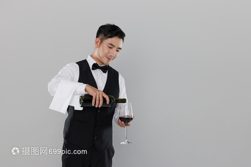 紅酒服務(wù)生的藝術(shù) 如何用一杯酒打動(dòng)客人